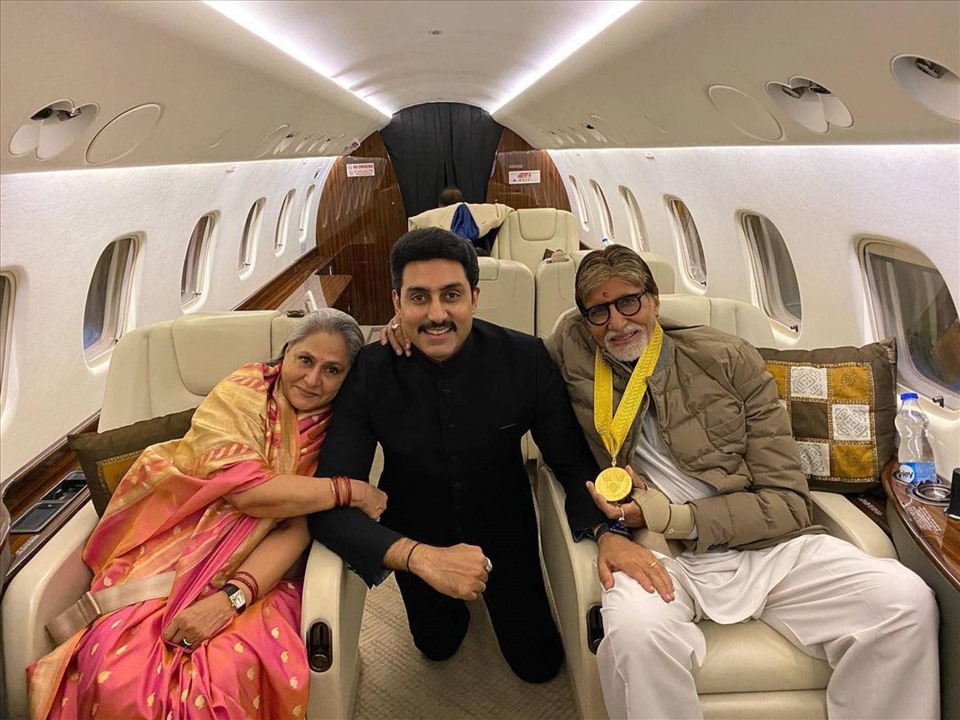 Gia đình Bachchan gồm Jaya Bachchan, con trai Abhishek và tộc trưởng Amitabh. Ảnh: Bachan/Instagram