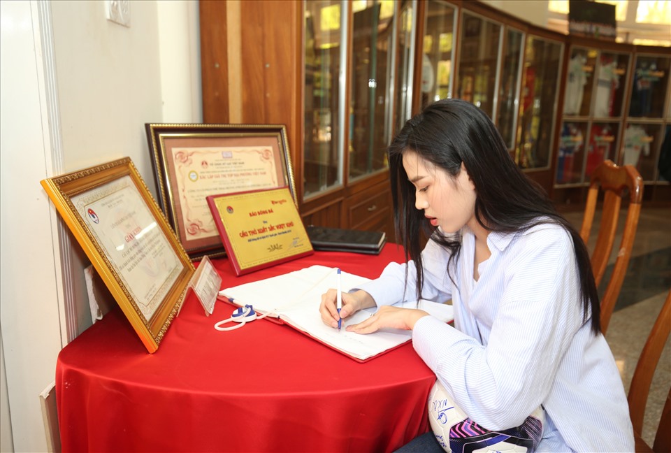 Hoa hậu Đỗ Thị Hà viết vào sổ lưu niệm của đội bóng.