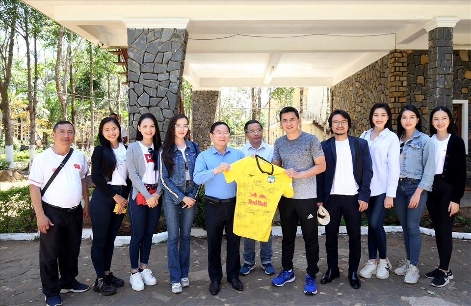 Nhà báo Lê Xuân Sơn - Tổng Biên tập báo Tiền Phong, Trưởng Ban tổ chức giải Tiền Phong Marathon 2021 nhận áo đấu có chữ ký của các thành viên đội Hoàng Anh Gia Lai từ huấn luyện viên Kiatisak.