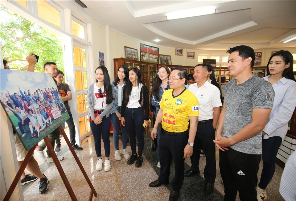 Cả đoàn đến thăm phòng truyền thống của Câu lạc bộ Hoàng Anh Gia Lai.