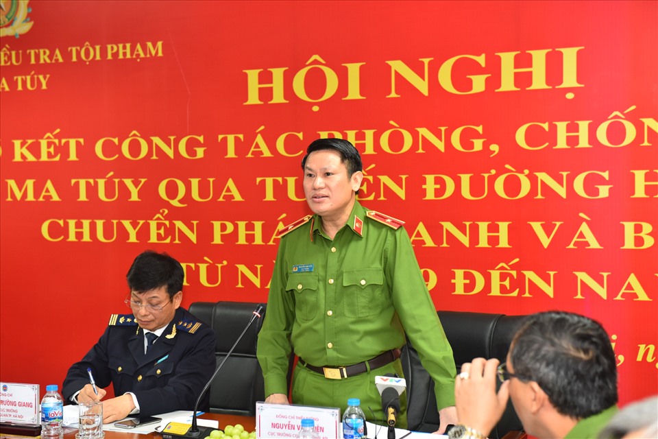 Thiếu tướng Nguyễn Văn Viện - Cục trưởng C04 phát biểu tại hội nghị về tình hình ma tuý vận chuyển qua đường hàng không. Ảnh: Hà Duy.