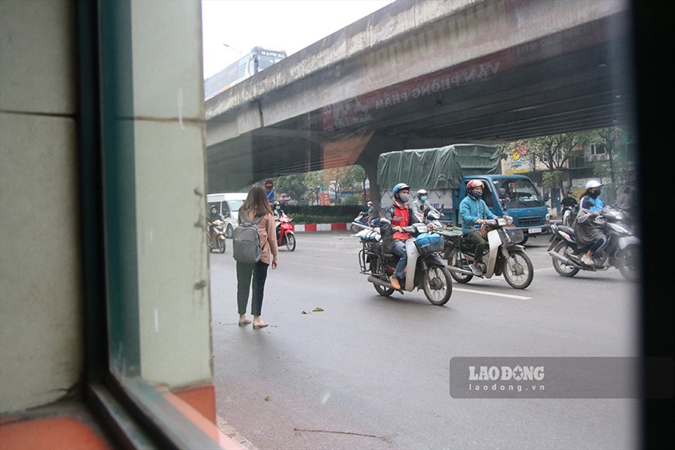Trên đường Phạm Hùng cũng trong tình trạng tương tự, nhiều người dân băng qua đường mà không sử dụng hầm đi bộ.