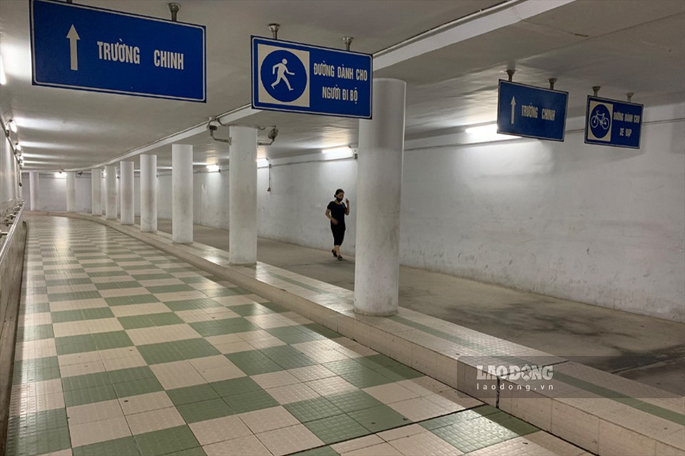 23 hầm đi bộ được UBND TP Hà Nội đưa vào hoạt động, cụ thể: Đường Vành đai 3 có 17 hầm đi bộ, nút giao đường 32 với đường 70 có 4 hầm đi bộ, 2 hầm đi bộ ở nội thành là Ngã Tư Sở và nút giao Giải Phóng - Đại Cồ Việt. Trong ảnh hầm đi bộ khu vực Ngã Tư Sở.