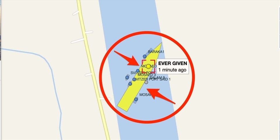Tàu Ever Given (màu vàng) chắn ngang kênh đào Suez, xung quanh là các tàu chở hàng nhỏ hơn. Ảnh: Vessel Finder