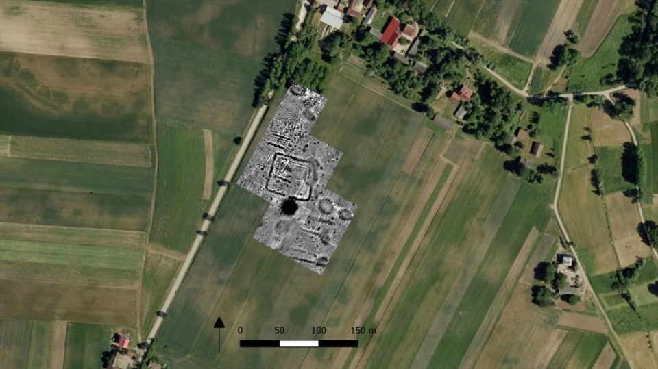 Phần đánh dấu trong ảnh vệ tinh hóa ra là một cấu trúc bốn mặt dưới lòng đất. Ảnh: Marcin Przybyła và Michał Podsiadło.