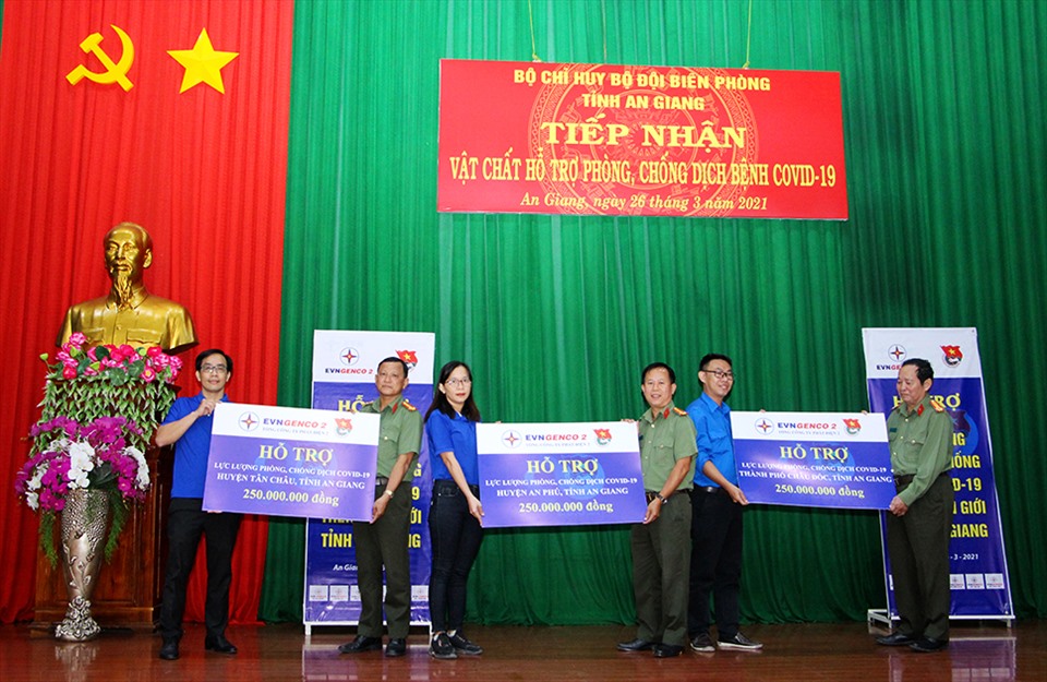 Đại diên Đoàn Thanh niên Tổng Công ty phát điện 2 trao hỗ trợ cho đại diện lực lượng phòng chống covid-19 ven biên. Ảnh: Hòa Trang