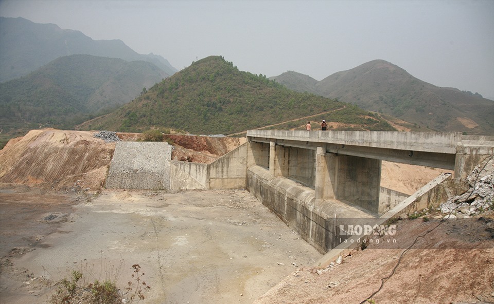 Sau nhiêu lần điều chỉnh thời gian thực hiện thì đến ngày 25.10.2016, UBND tỉnh Điện Biên đã ban hành Quyết định số 1298/QĐ-UBND về việc điều chỉnh dự án đầu tư xây dựng công trình Hồ chứa nước Ẳng Cang. Theo đó, thời gian hoàn thành dự án được điều chỉnh đến năm 2020.