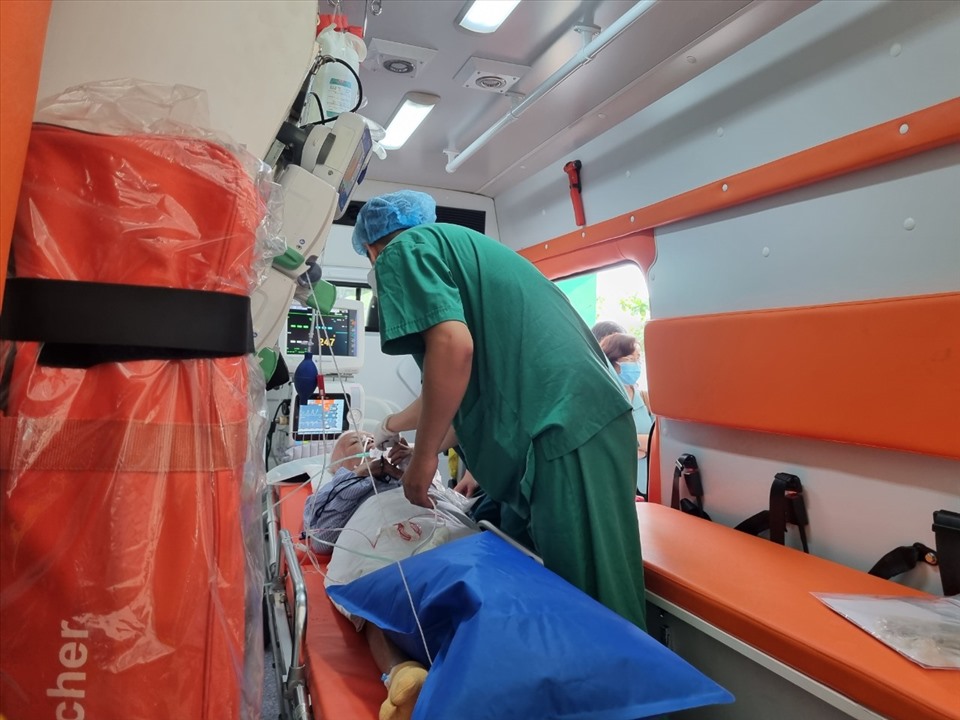 Bệnh nhân được chuyển vào Bệnh viện Chợ Rẫy TP.HCM để điều trị các bệnh nền. Ảnh: LT