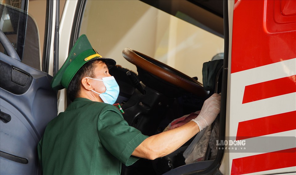 Lực lượng chức năng kiểm tra xe trước khi qua cửa khẩu Mộc Bài.