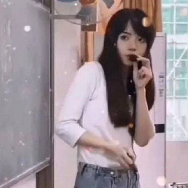 Nữ giảng viên trẻ của Trung Quốc bỗng dưng nổi tiếng vì có khuôn mặt giống với ngôi sao ca nhạc Lisa ở Hàn Quốc. Ảnh: Weibo