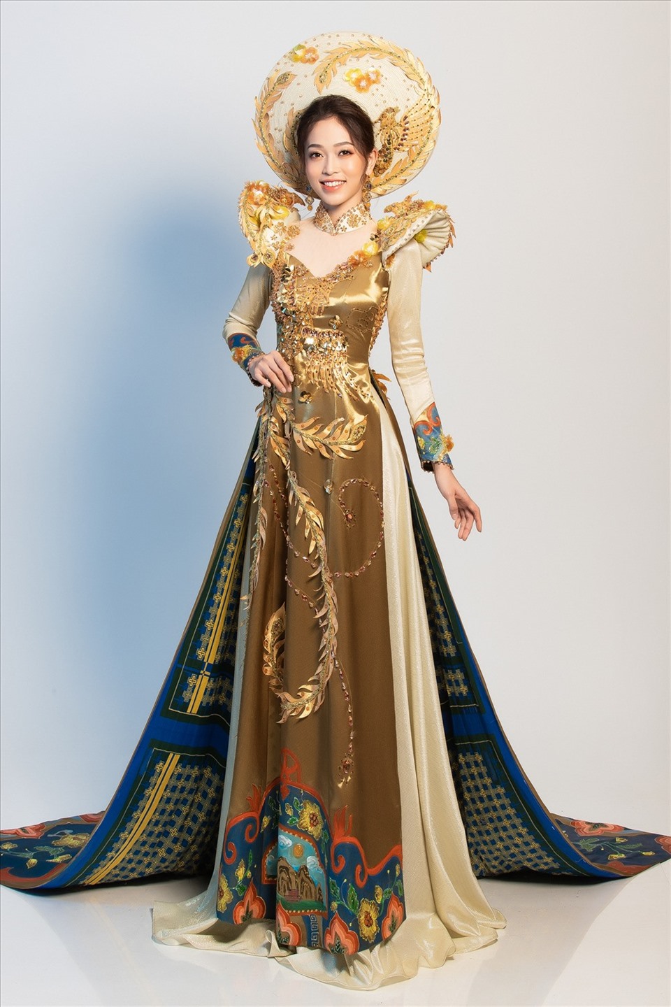 Trong cuộc thi, Phương Nga nhận được sự ủng hộ lớn từ phía người hâm mộ sắc đẹp ở Việt Nam và thế giới. Nhiều người cho rằng với bộ trang phục truyền thống được đầu tư công phu cùng màn trình diễn tự tin, việc Phương Nga đạt thứ hạng cao là kết quả xứng đáng cho những nỗ lực của cô. Ảnh: Sen Vàng.