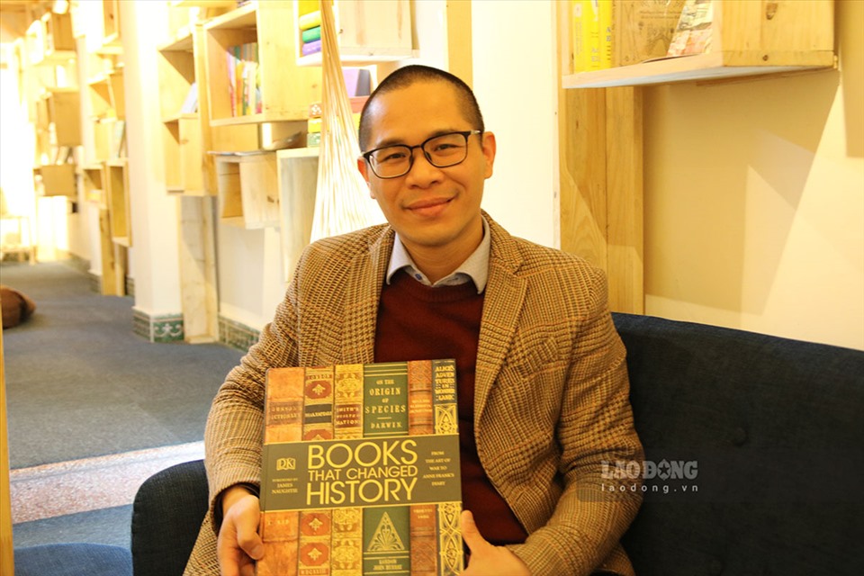 Anh Nguyễn Thành Trung, 40 tuổi, chủ nhà sách miễn phí tại Hà Nội. Ảnh: Kim Anh