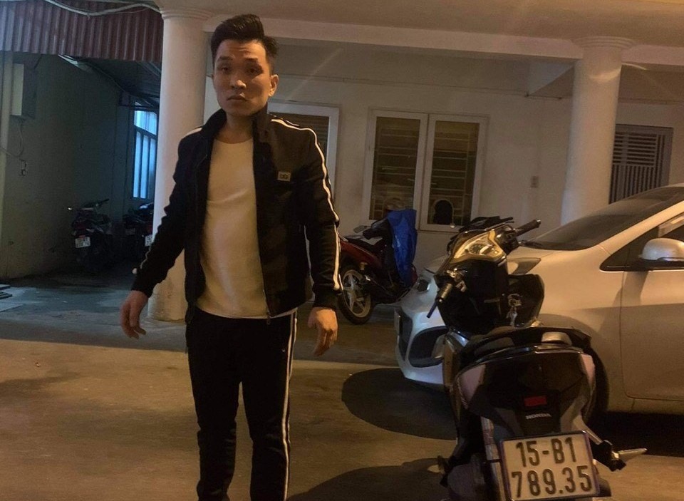Đội CSGT số 1 bắt giữ một thanh niên lạng lách, đánh võng trên đường Lê Hồng Phong. Ảnh Công an TP.Hải Phòng