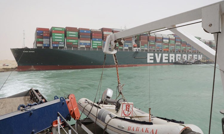 Giải cứu tàu Ever Given bị mắc kẹt ở kênh đào Suez. Ảnh: AFP