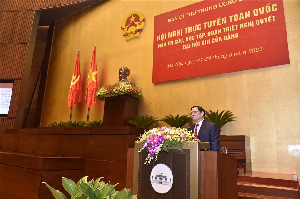 Trưởng Ban Tổ chức Trung ương Phạm Minh Chính giới thiệu, quán triệt chuyên đề tại Hội nghị.