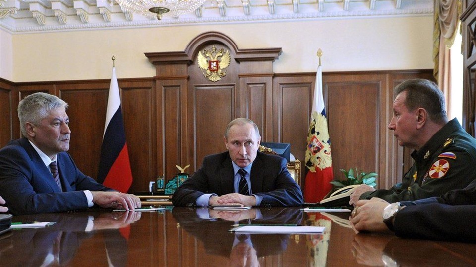 Tổng thống Vladimir Putin thông báo thành lập Vệ binh Quốc gia Nga, trao nhiệm vụ cho Đại tướng Viktor Zolotov (phải) chỉ huy lực lượng này. Ảnh: AFP