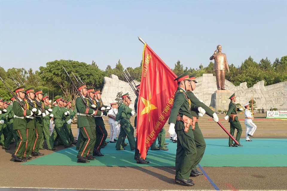 Lực lượng vũ trang tỉnh Gia Lai thực hiện nghi thức Thượng cờ trong khuôn khổ Tiền Phong Marathon 2021. Ảnh: Như Ý