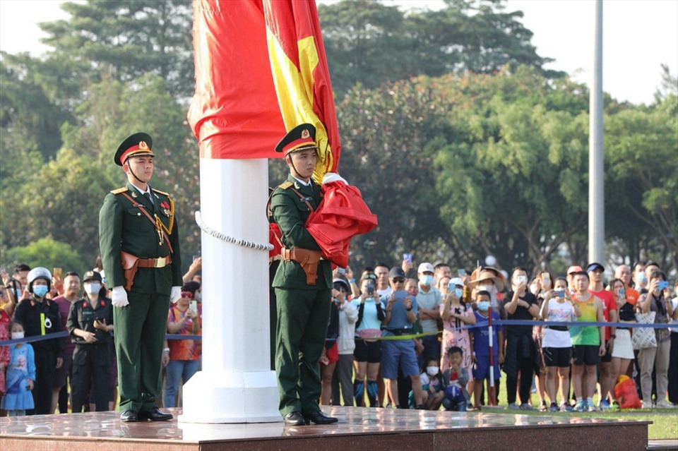 Lễ thượng cờ và tôn vinh cờ Tổ quốc là một truyền thống tốt đẹp tạo nên nét đặc sắc của một sự kiện quốc gia, Tiền Phong Marathon sẽ tiếp tục gìn giữ buổi lễ trang nghiêm này vào những mùa giải sau. Ảnh: Như Ý
