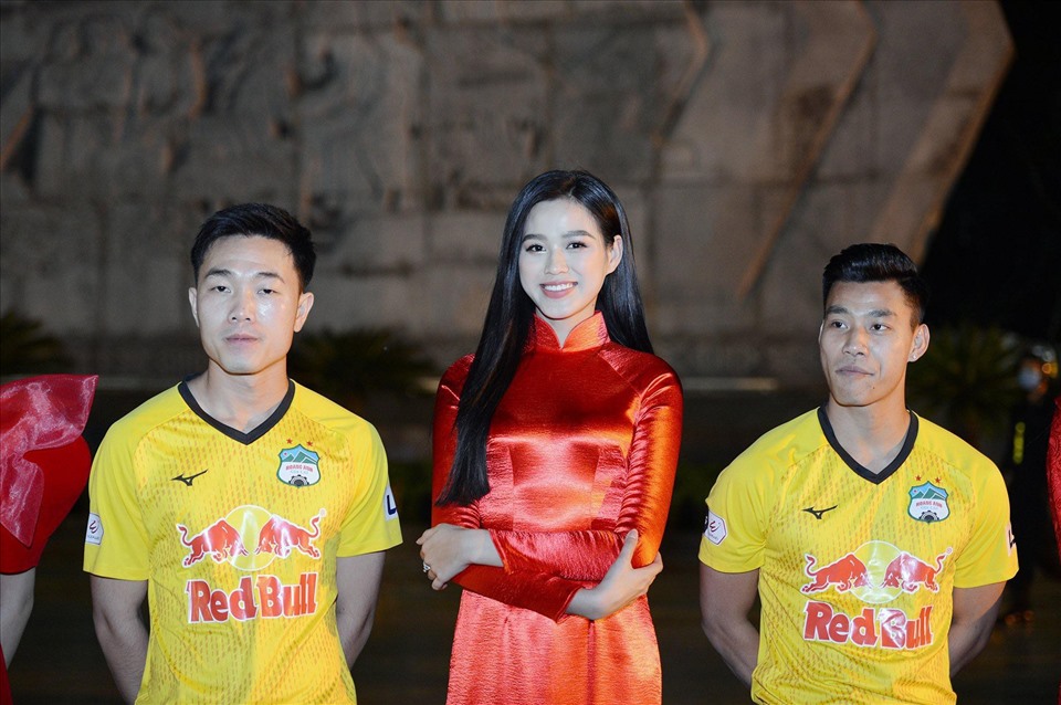 Hoa hậu Đỗ Thị Hà bên cạnh Lương Xuân Trường và Vũ Văn Thanh.