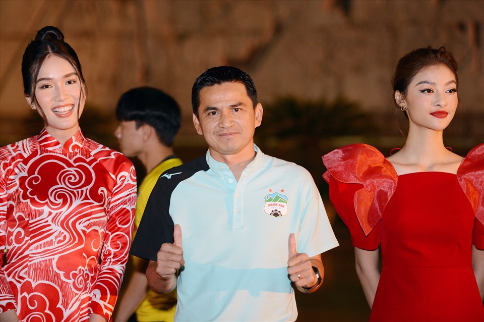 Huấn luyện viên Kiatisak bên Á hậu Phương Anh (trái) và Kiều Loan.