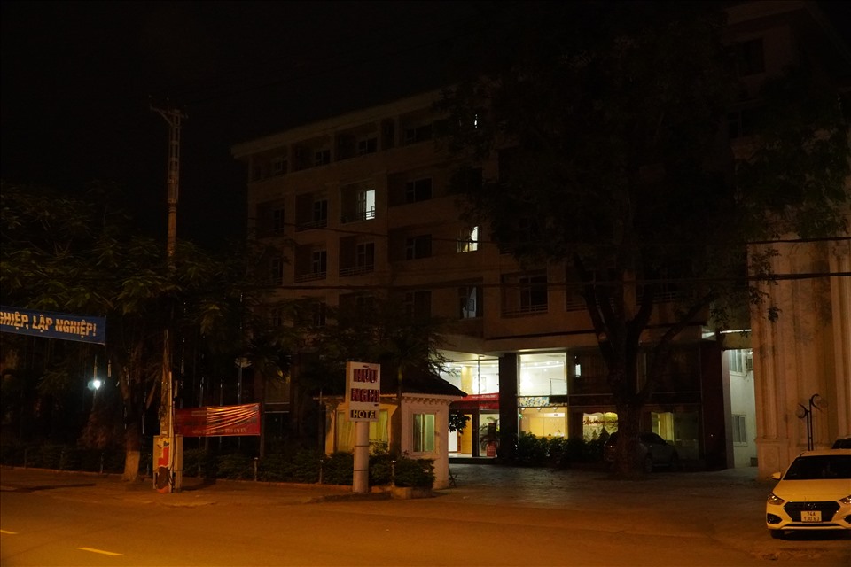 Các khách sạn Mường Thanh Đông Hà, Hữu Nghị (TP Đông Hà, Quảng Trị) tắt bớt đèn trang trí trong Giờ Trái đất