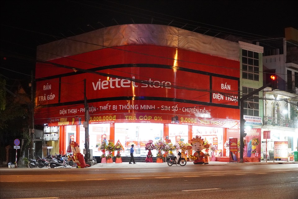 Cửa hàng Viettel store mới khai trương tại Quốc lộ 1A TP Đông Hà cũng tắt bớt đèn quảng cáo trong Giờ Trái đất 2021.