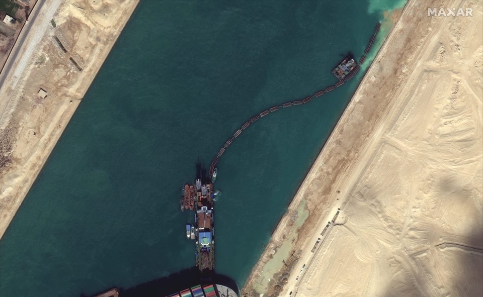 Nạo vét đáy và bờ kênh Suez để giải cứu tàu container Ever Given, ngày 27.3. Ảnh: Công ty công nghệ Maxar