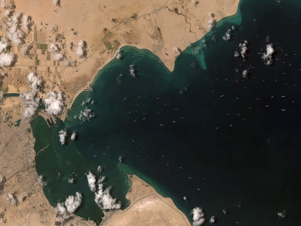 Tàu bị kẹt chờ ở kênh đào Suez ngày 27.3. Ảnh: Maxar