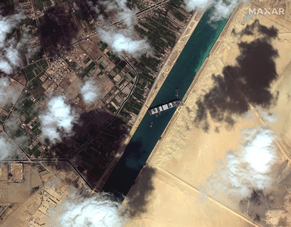 Toàn cảnh nỗ lực tái nổi tàu Ever Given ở kênh đào Suez ngày 27.3. Ảnh: Maxar