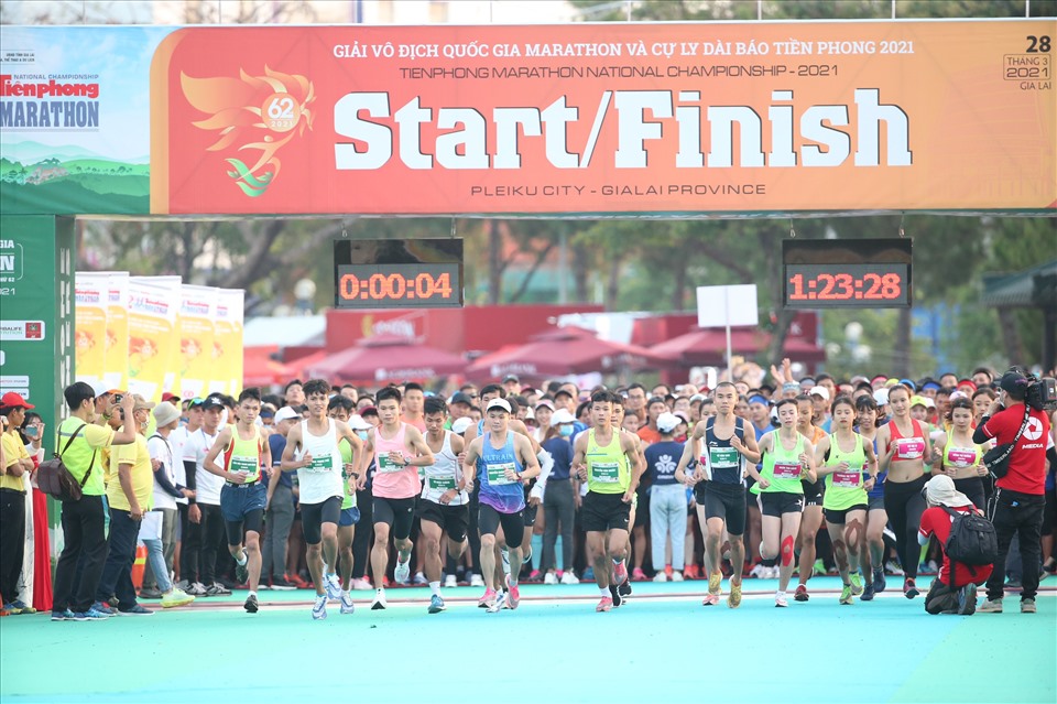 Các vận động viên đầu tiên tranh tài tại Tiền Phong Marathon 2021. Ảnh: Như Ý