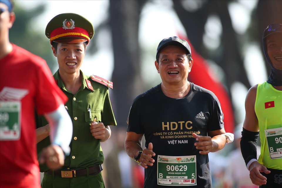 Ông Đoàn Ngọc Hải chinh phục cự ly 42,195 km tại Tiền Phong Marathon 2021. Ảnh: Như Ý