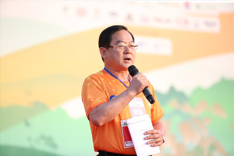 Nhà báo Lê Xuân Sơn phát biểu tại lễ khai mạc. Ảnh: Như Ý