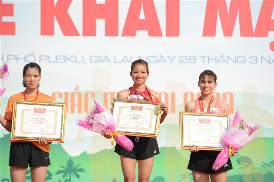 Vận động viên Nguyễn Thị Oanh trên bục nhận giải sau khi về nhất cự ly 5km nữ tuyển. Ảnh: Như Ý
