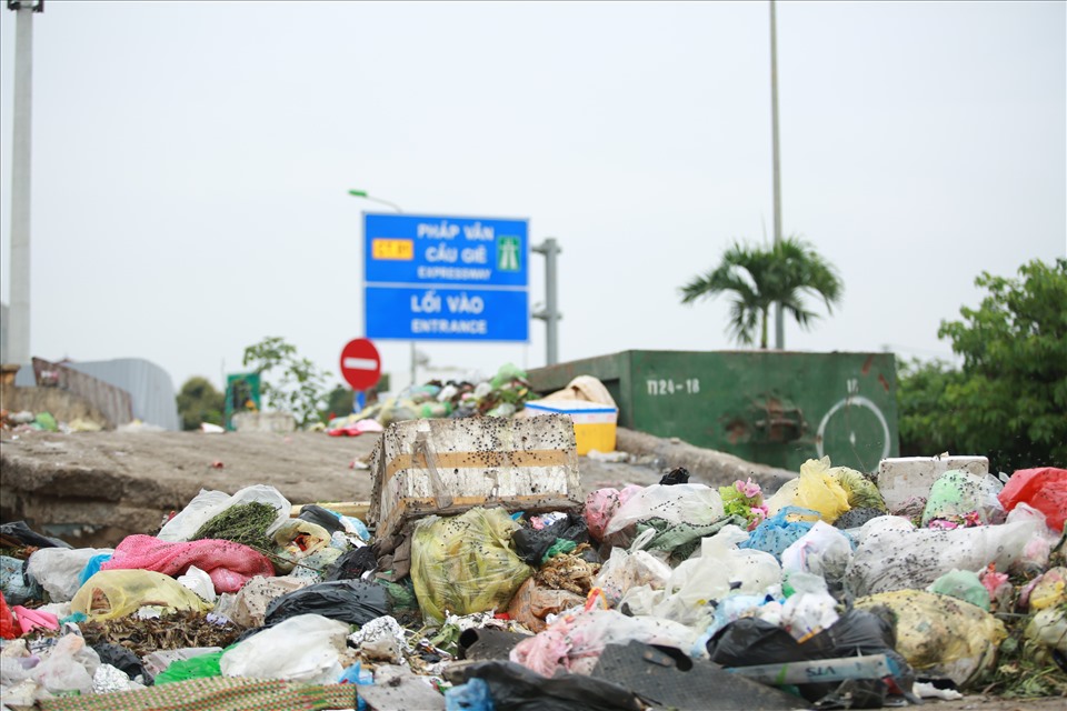 Hình ảnh ghi nhận điểm tập kết rác thải gây ô nhiễm môi trường, ảnh hường nghiêm trọng tới sức khỏe, đời sống của người dân xã Liên Phương ngày 22.3.2021.