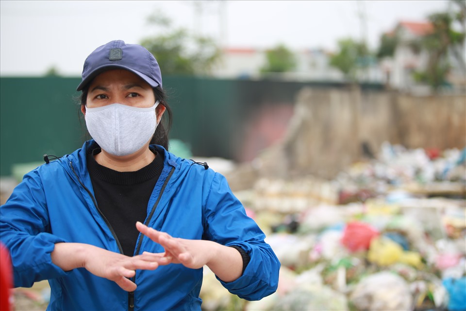 Trước tình trạng rác thải bủa vây, người dân trong khu vực luôn phải đối mặt với nguy cơ bệnh tật cao