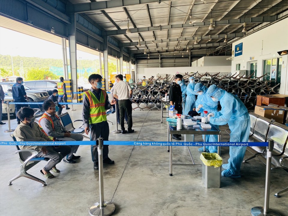 Trung tâm Y tế Phú Quốc lấy mẫu xét nghiệm cho nhân viên sân bay quốc tế Phú Quốc. Ảnh: Hoàng Dung