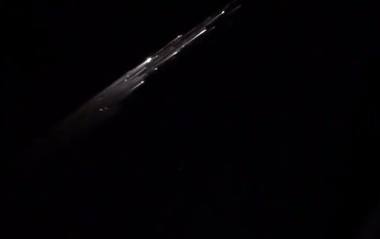 Mưa sao băng hoá ra là rác tên lửa SpaceX của tỉ phú Elon Musk. Ảnh chụp màn hình Twitter