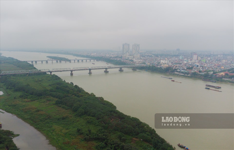 Những ngày qua, hàng vạn người dân sống ven khu vực sông Hồng đang xôn xao trước thông tin quy hoạch sông Hồng đang được TP Hà Nội thống nhất và lấy ý kiến từ các Bộ, Ngành. Dự kiến quy hoạch sẽ được phê duyệt, công bố vào tháng 6.2021 tới đây.