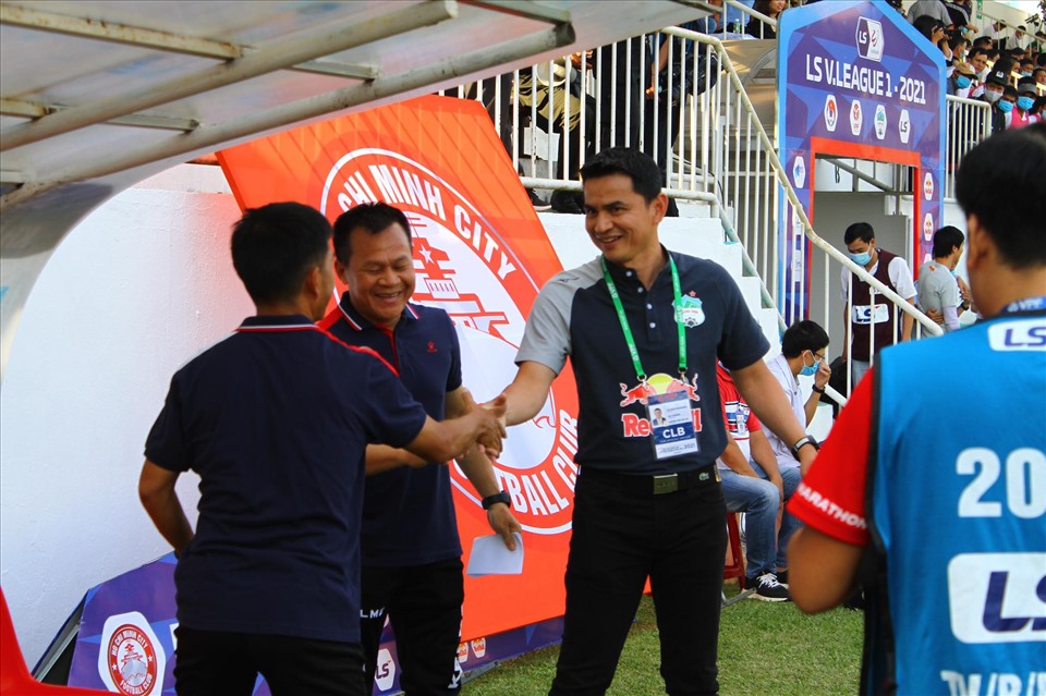 Huấn luyện viên Kiatisak sang bắy tay thành viên ban huấn luyện đội TPHCM nhưng không nói chuyện hay bắt tay với Lee Nguyễn.