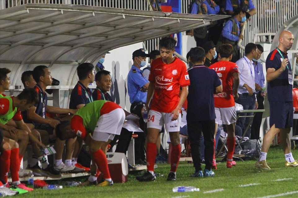 Giữa hiệp 2, Lee Nguyễn buộc phải rời sân khi bị đau sau hàng loạt tình huống va chạm.