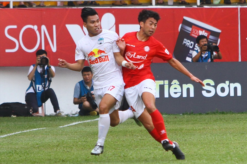 Lee Nguyễn (phải) không chơi trọn vẹn 90 phút khi đối đầu Hoàng Anh Gia Lai. Ảnh: Thanh Vũ