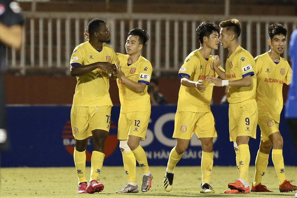 Nam Định vốn chơi rất tệ trên sân khách nhưng đã dẫn Nam Định đến 3-0 sau hiệp 1. Ảnh: Vương Anh.