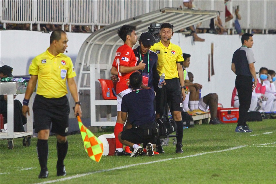 Huấn luyện viên Polking buộc phải rút anh ra nghỉ. Tiền vệ Việt kiều không giấu được sự tiếc nuối khi phải kết thúc sớm trận đấu.