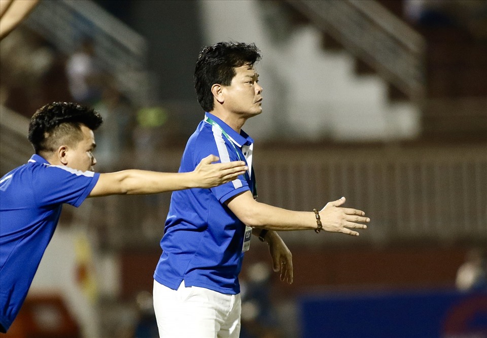 Huấn luyện viên Nguyễn Văn Sỹ cùng đội Nam Định có chiến thắng ấn tượng ngay trên sân khách. Ảnh: Vương Anh.