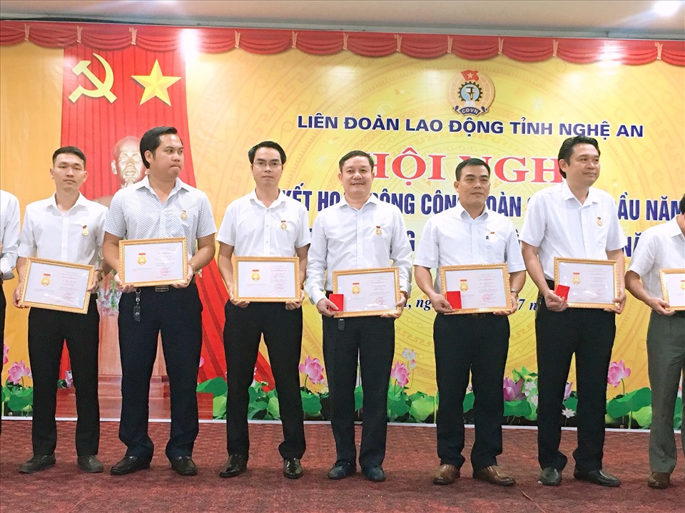 Bác sĩ, Thầy thuốc Ưu tú Phạm Vĩnh Hùng (giữa) nhận phần thưởng cao quý của tổ chức công đoàn. Ảnh: Thu Nhi