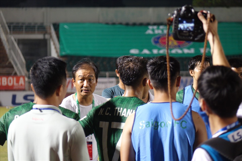 Sau trận đấu, huấn luyện viên Masahiro Shimoda ngay lập tức kéo các cầu thủ ra nói chuyện ở góc sân. Ông nhấn mạnh đến việc toàn đội phải nhanh chóng quên đi thất bại để hướng đến các trân đấu tiếp theo.