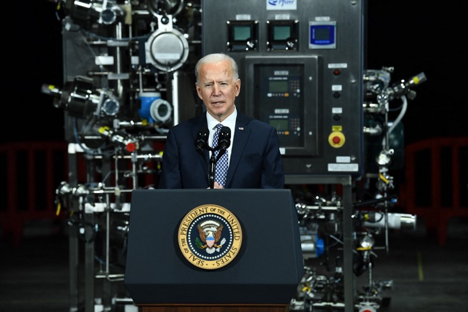Ông Biden trong một chuyến thăm nhà máy vaccine COVID-19. Ảnh: AFP.