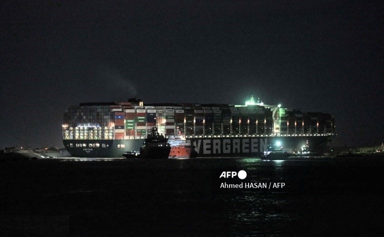 Các hoạt động nạo, vét kênh đào Suez sẽ tiếp tục được thực hiện cho tới khi huy động thêm các tàu cứu hộ. Ảnh: AFP.