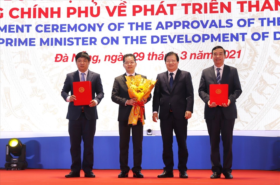 Phó Thủ tướng Trịnh Đình Dũng trao các các Quyết định của Chính phủ và Thủ tướng Chính phủ về phát triển TP.Đà Nẵng. Ảnh :HL