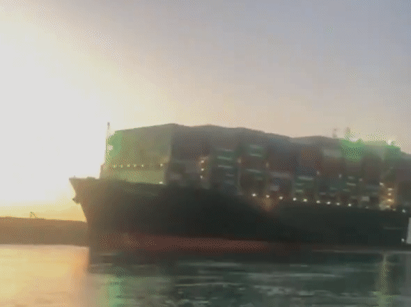 Tàu Ever Given mắc kẹt ở kênh đào Suez được giải cứu thành công vào sáng sớm 29.3. Ảnh chụp màn hình Twitter
